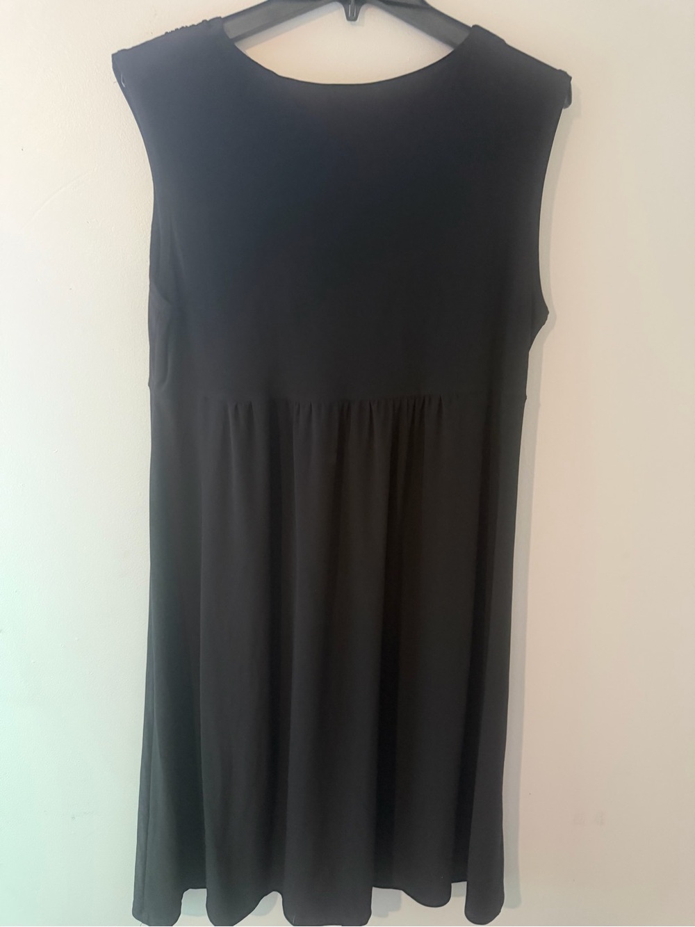 dressbarn Black Sleeveless V‑Neck Midi Dress with Gold Waist Medallion size 14W - Picture 8 of 10